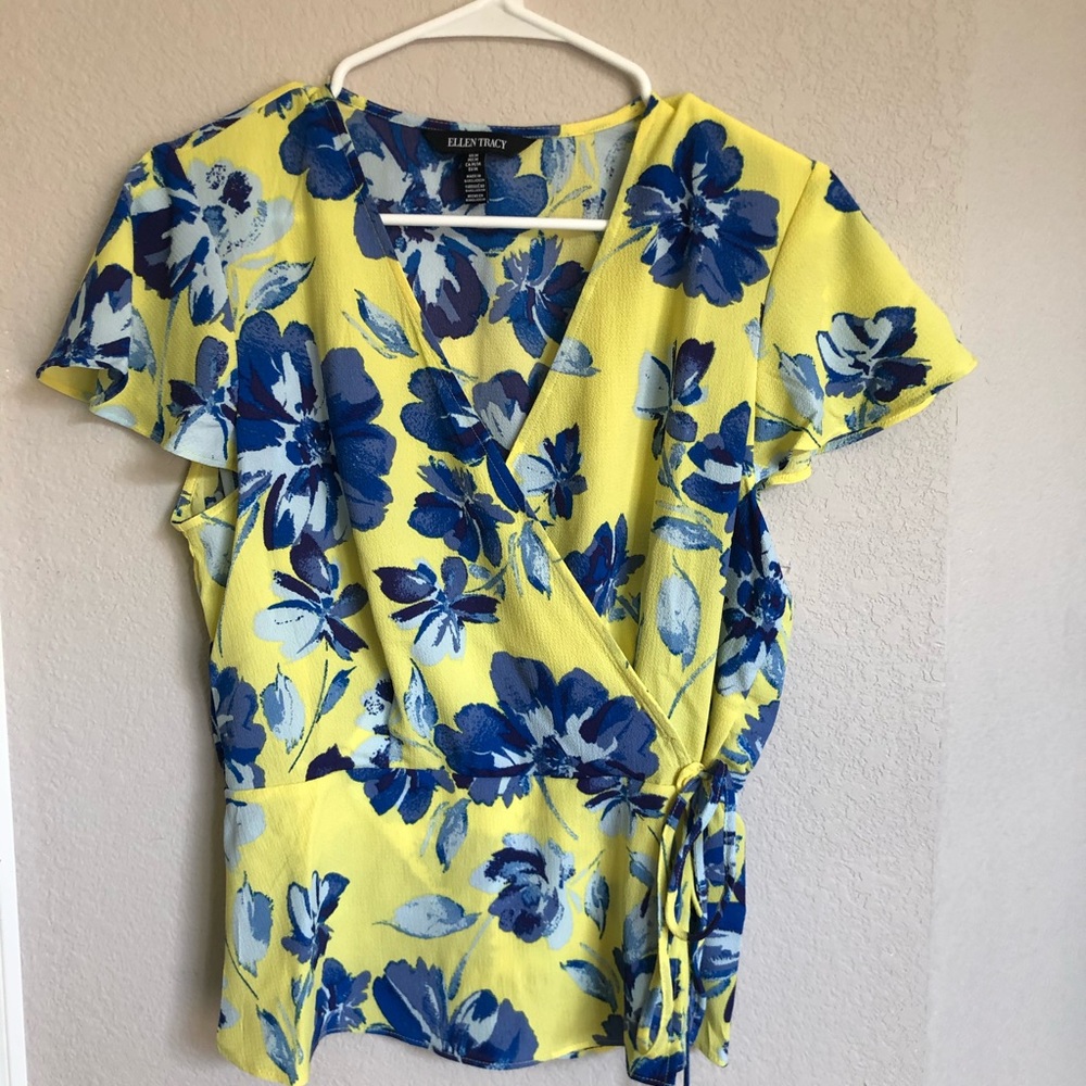 NWT Ellen Tracy flutter sleeve blouse